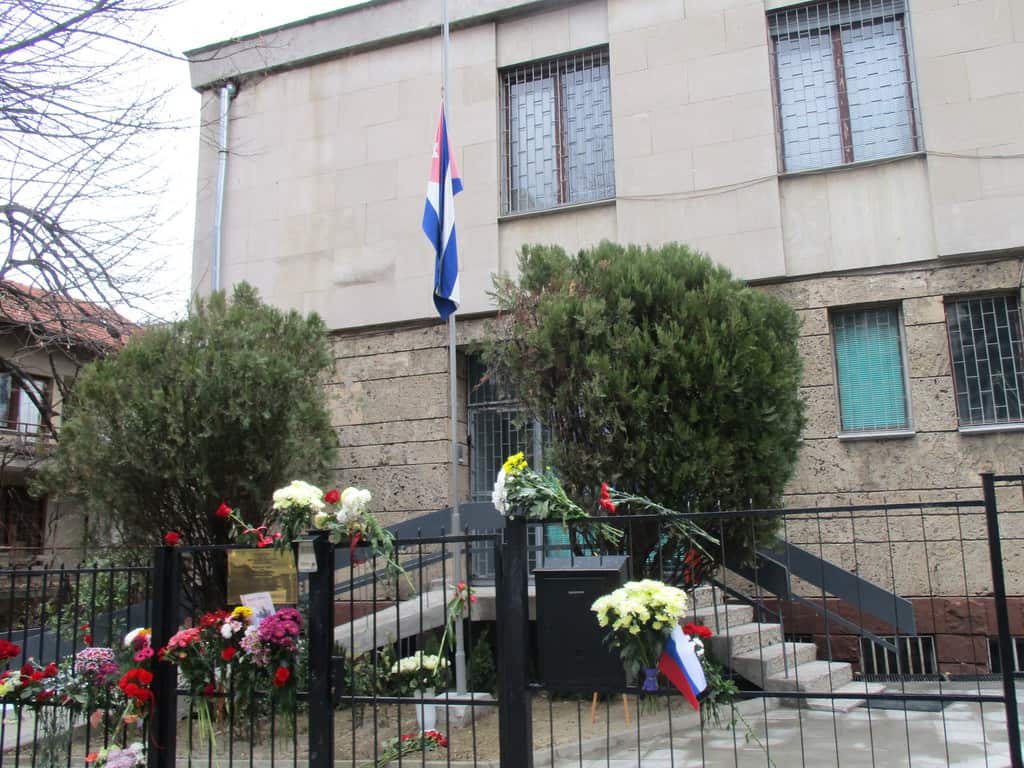 Много хора продължават да оставят цветя на оградата на кубинското посолство в София
