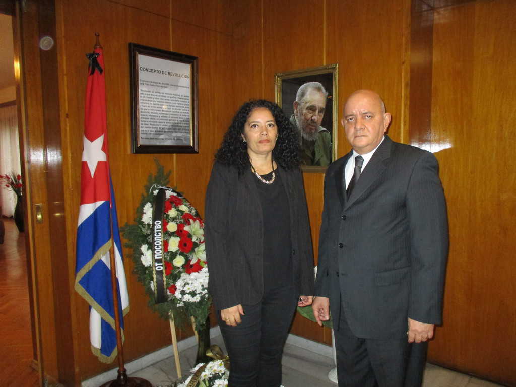 Кубинският посланик у нас Педро Пабло Сан Хорхе и съпругата му и консул у нас Нюрка де ла О пред траурния кът в посолството в памет на Фидел Кастро