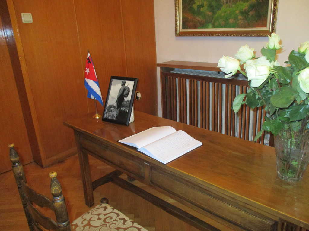 Книгата за съболезнования в посолството на Куба в България