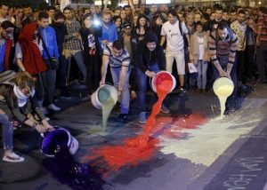 Демонстранти от "Цветвата революция" заливаха през лятото улиците на Скопие с разноцветни бои
