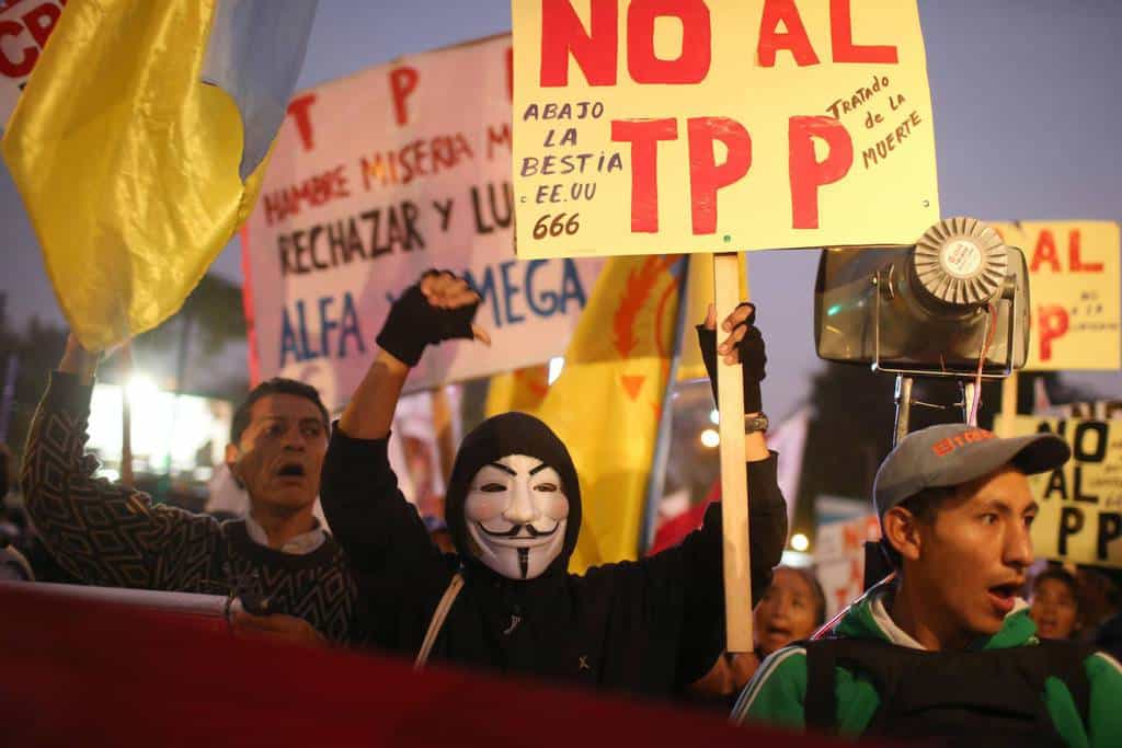 "НЕ на ТРР - договора на смъртта" и "Долу Звяра САЩ - 666" - пише на плаката най-отпред, издигнат на демонстрация в Лима, Перу, срещу ТРР