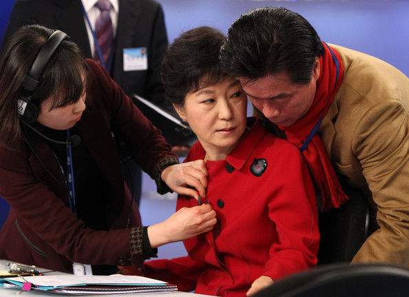 Президентката Пак Кън Хе (в средата) е проявила доста голяма податливост към съмнителни съветници