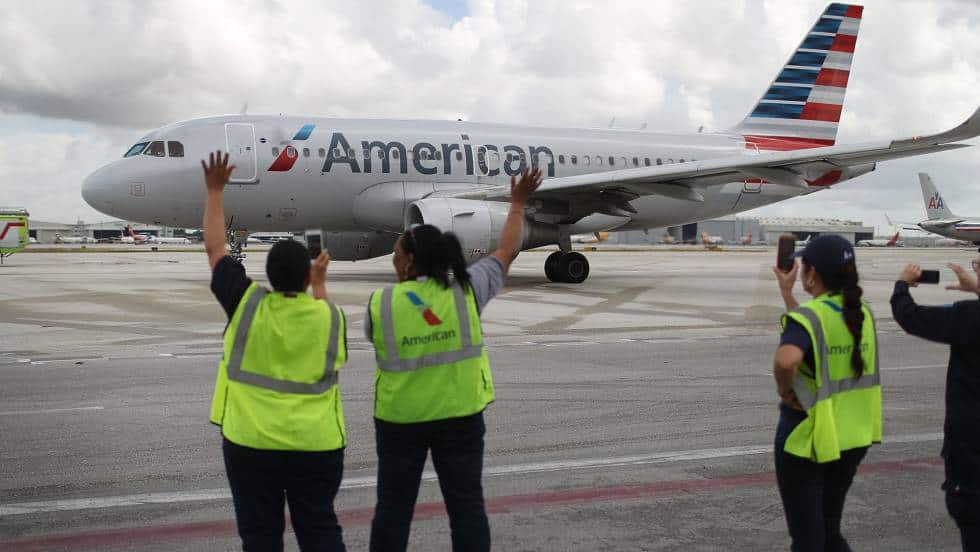 Служителки на летището в Маями изпращат първия пряк полет за Хавана