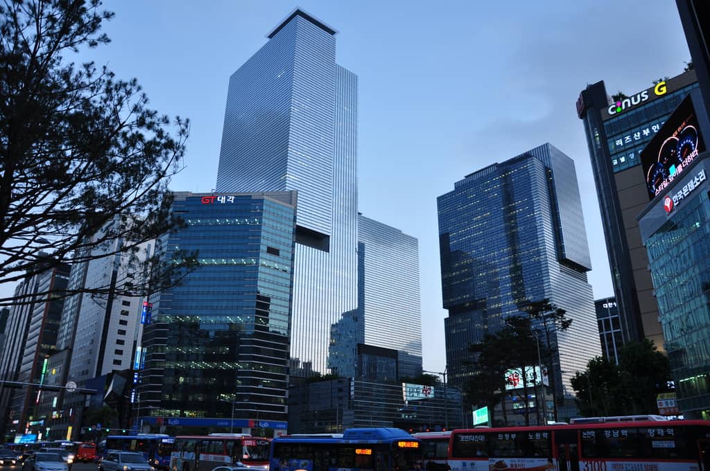 Във внушителния офисен комплекс на Samsung в Сеул прокуратурата извърши обиск