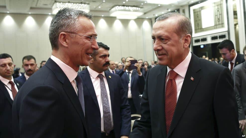 Генералният секретар на НАТО Йенс Столтенберг и домакинът Ердоган в дружески разговор в Истанбул