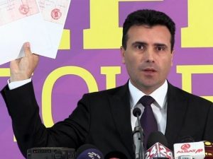 Зоран Заев не спря да размахва разобличаващи Груевски и обкръжението му телефонни записи