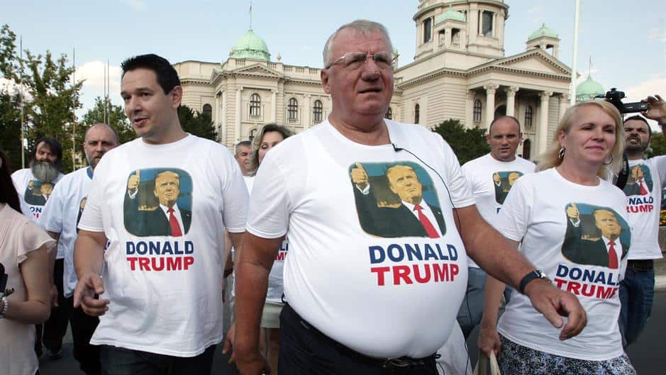 Воислав Шешел през август т.г. поведе своята Радикална партия да скандира за Доналд Тръмп из Белград в знак на протест срещу посещението тогава на американския вицепрезидент Джо Байдън