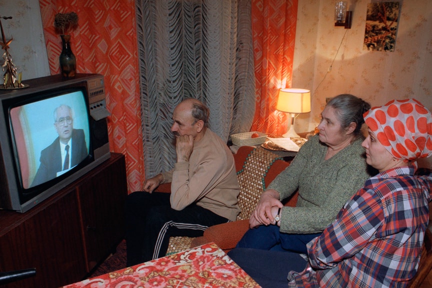 Руско семейство гледа обръщението на Михаил Горбачов по телевизията на 25 декември 1991 г. 