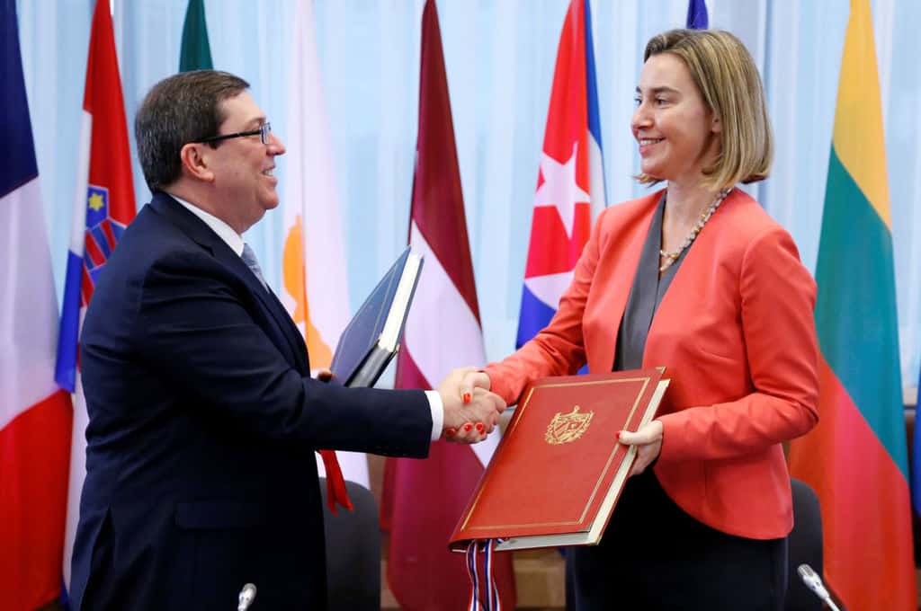 Бруно Родригес и Федерика Могерини си разменят текстовете на споразумението след подписването му в Брюксел на 12 декември т.г.