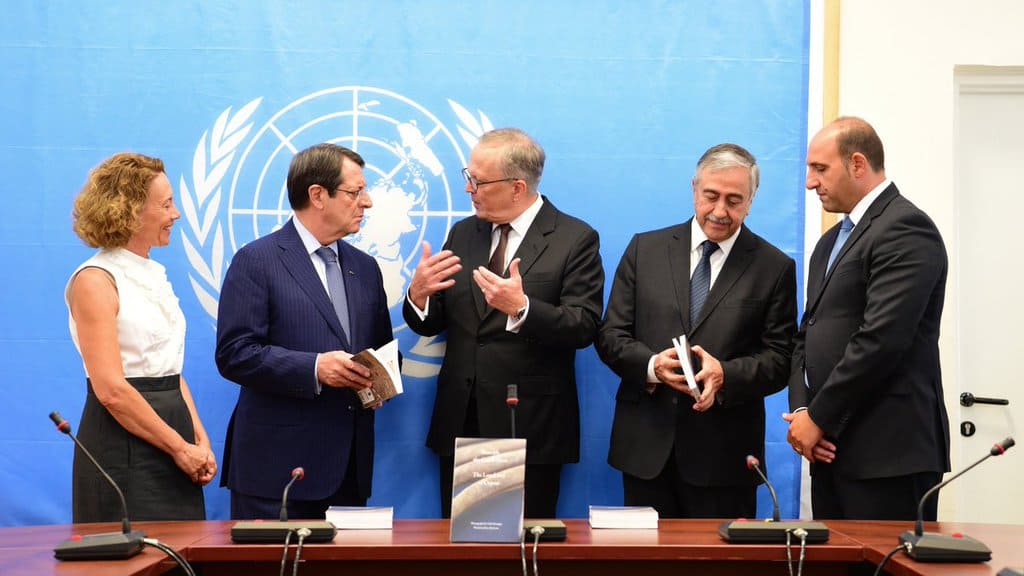 Лидерите на двете кипърски общности Никос Анастасиадис и Мустафа Акънджъ заедно с тримата членове на Технически комитет за безследно изчезналите лица от страна на кипърските турци, кипърските гърци и ООН, при представянето на книгата за тяхната работа.