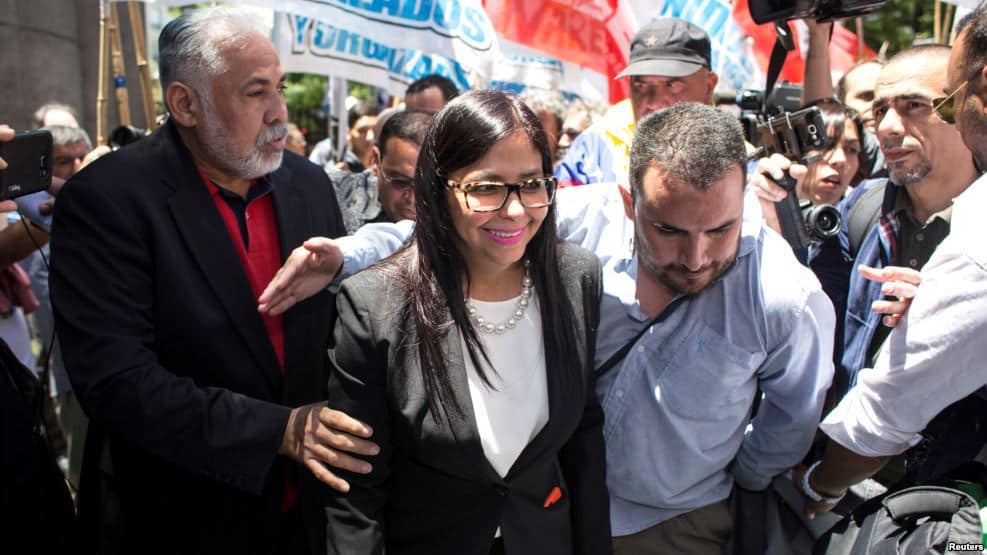 Демонстранти пазят Делси при устрема ѝ да влезе в аржентинското външно министерство