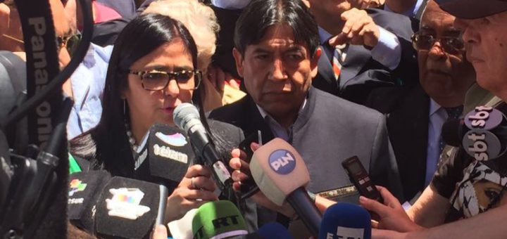 Делси Родригес и боливийският ѝ колега Давид Чокеуанка до нея обясняват пред медиите какво става