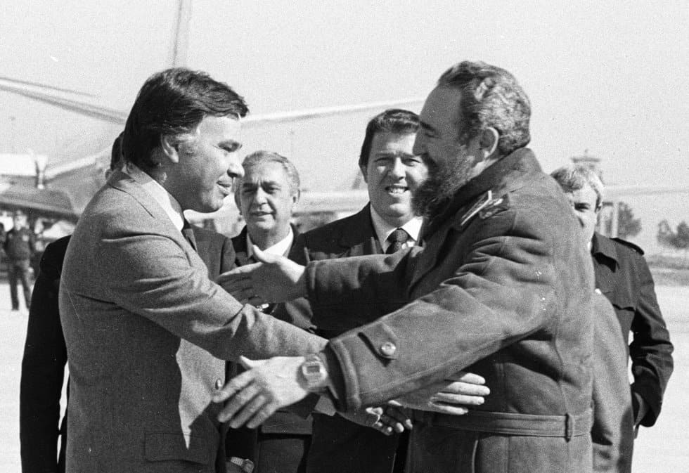 Испанският премиер Фелипе Гонсалес приветства Фидел Кастро по време на едно техническо кацане на самолета на кубинския лидер на летище Барахас в Мадрид през 1984 г.