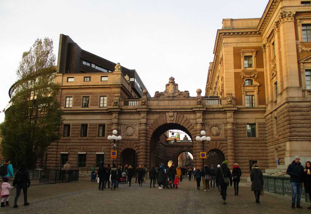 Отдясно е част от представителната фасада на парламента, отляво е заседателната му зала, а между тях, под арките, преминава пешеходна зона за разходки