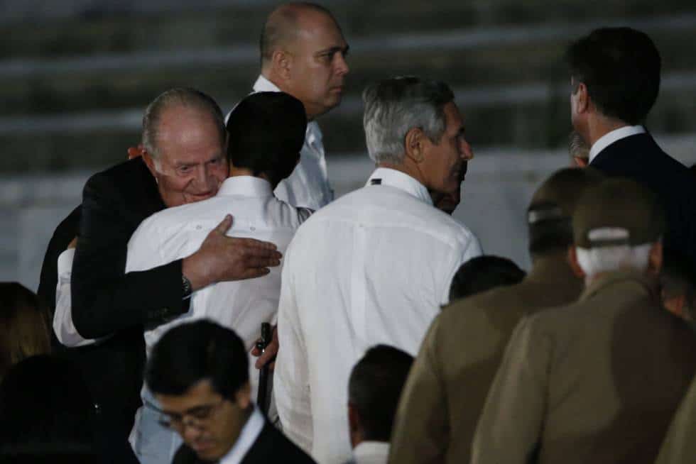 Испанският крал баща Хуан Карлос Първи прегръща мексиканския президент Енрике Пеня Нието на трибуната за официалните гости на митинга в памет на Фидел