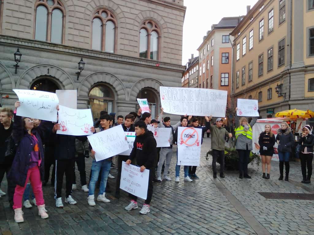 Демонстрация против депортирането на имигранти–между кралския дворец и парламента