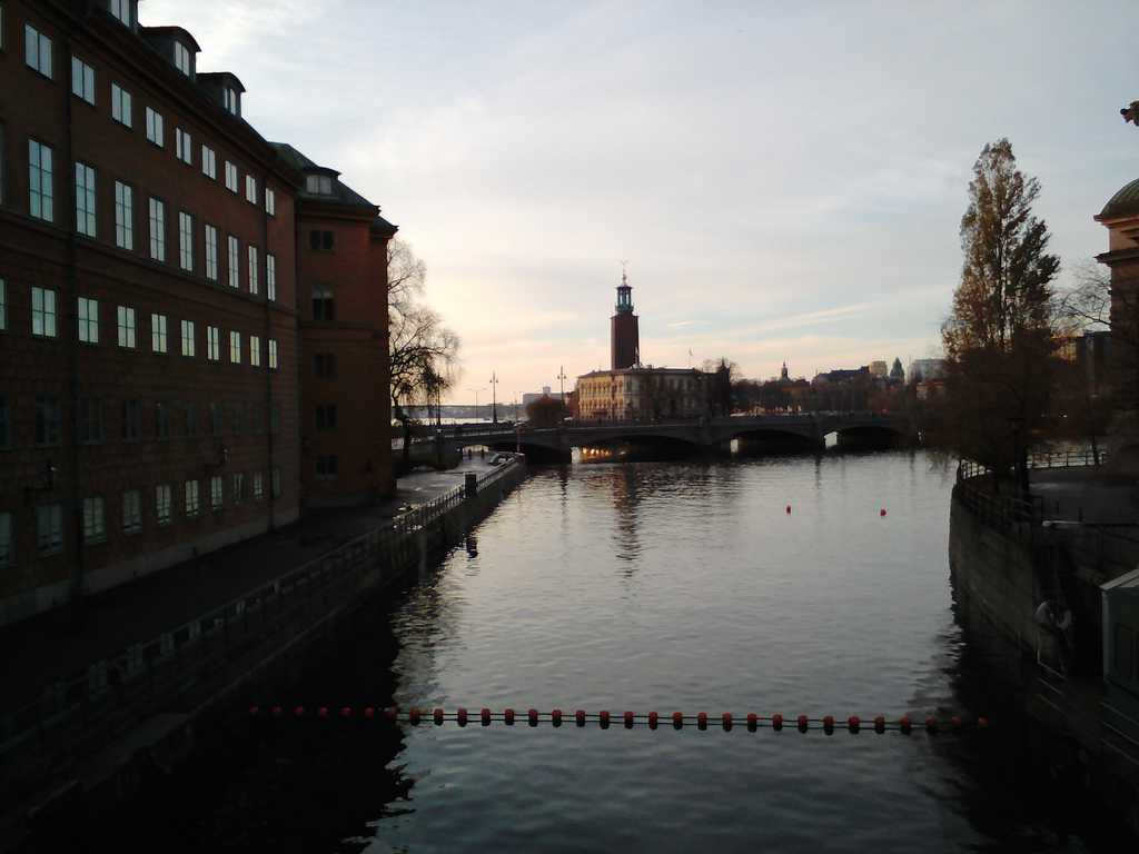 В далечината се вижда кулата на Стокхолмското кметство, смятана за символ на града