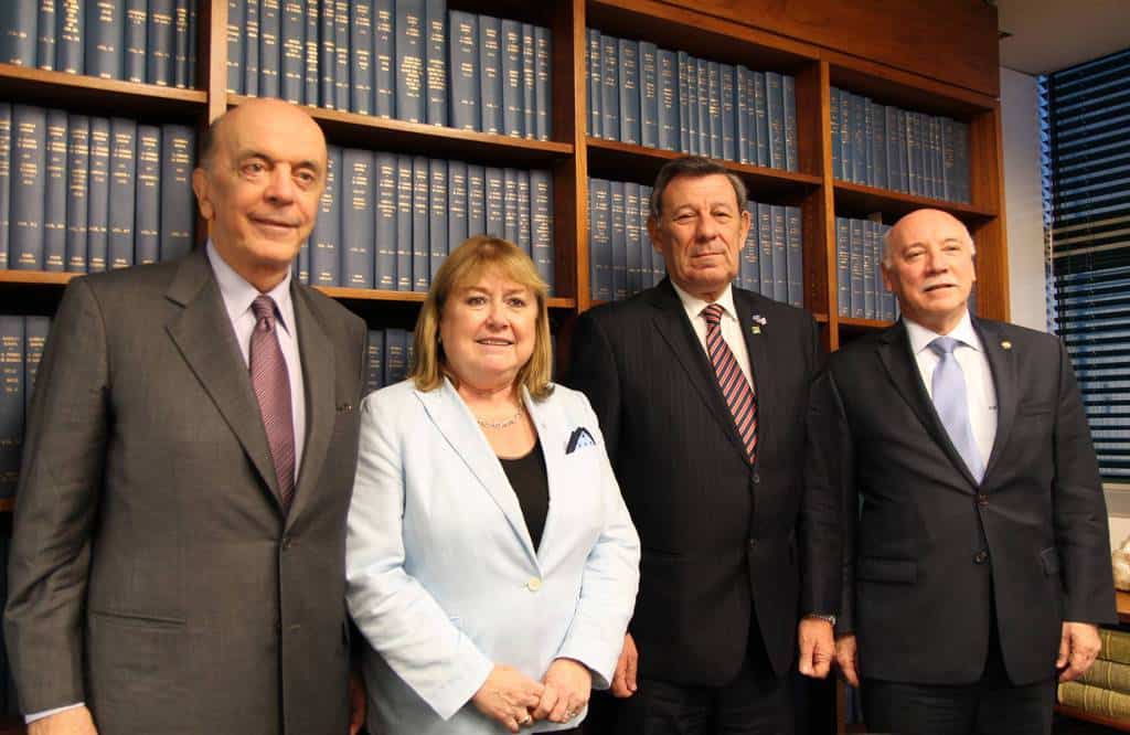 Външните министри на Бразилия Жозе Сера, на Аржентина Сусана Малкора, на Уругвай Родолфо Нин Новоа и на Парагвай Еладио Лоисага