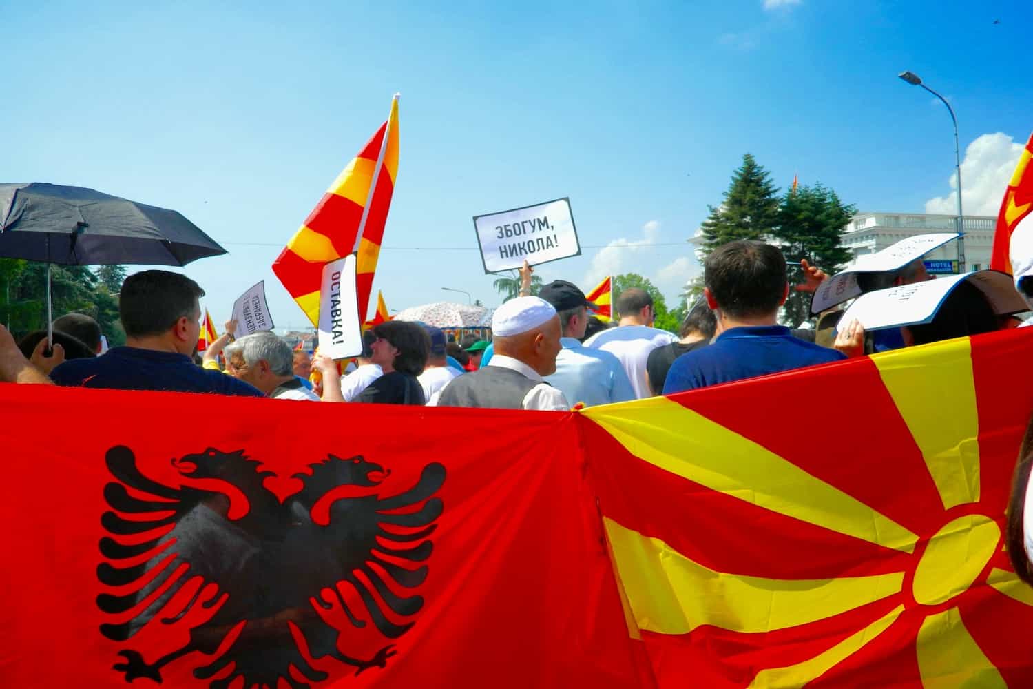Албанските знамена се веят до македонските на всички протестни митинги, както личи и на тази снимка от миналогодишното лято
