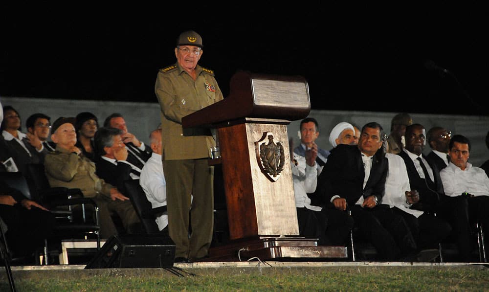 Раул Кастро по време на речта си в памет на Фидел на Площада на революцията