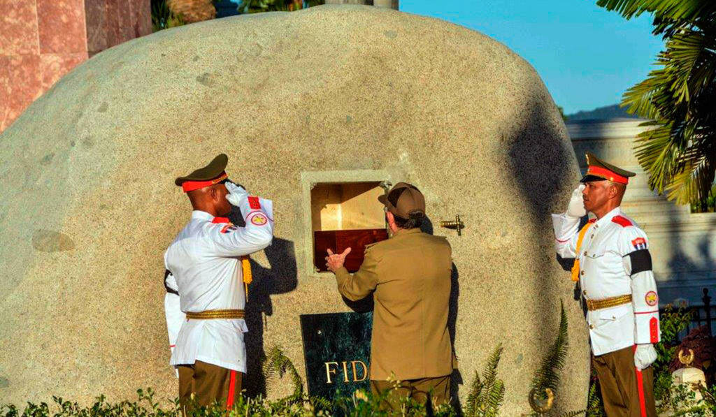 Раул Кастро намества урната с праха на Фидел в нишата на надгробния му камък