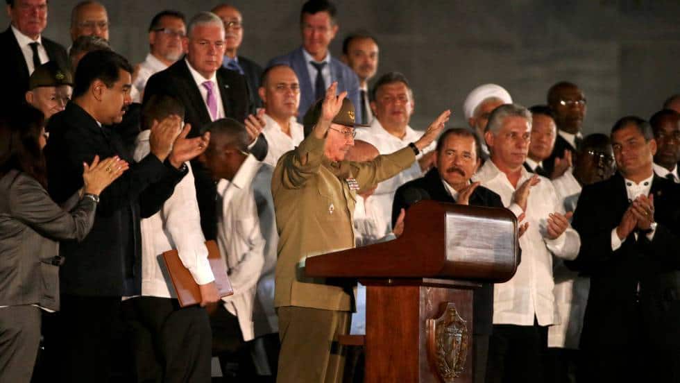 Раул Кастро приветства Площада на революцията, обкръжен от чуждестранните гости край трибуната 