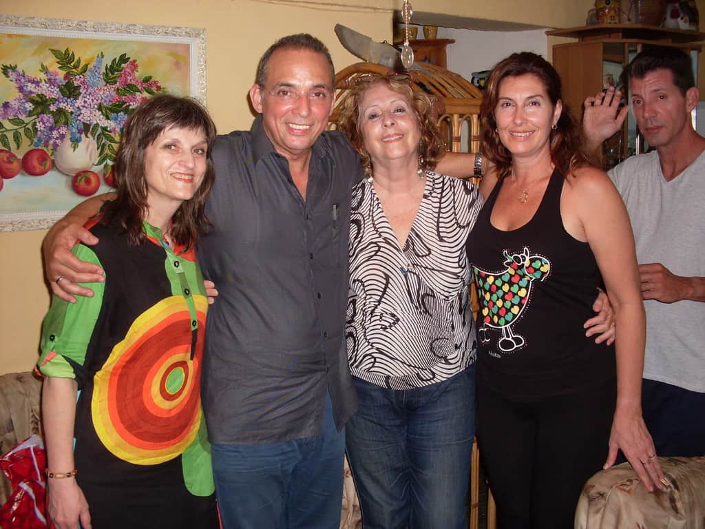 Тони Гереро (вторят отляво) заедно с авторката (крайната вляво), Тересита Капоте (третата отляво), дъщеря ѝ Росио и зет й