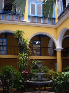 Испанското патио (вътрешното дворче) е типично за повечето дворци в Старата Хавана