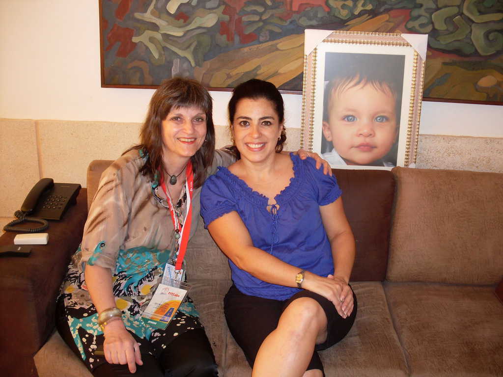 Адриана Перес с авторката до портрета на малката Хема