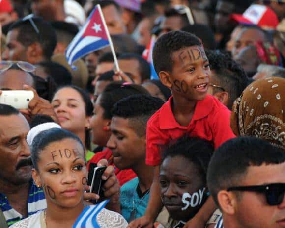 Кубинците в тези дни масово пишат по лицата си Yo soy Fidel ("Аз съм Фидел")