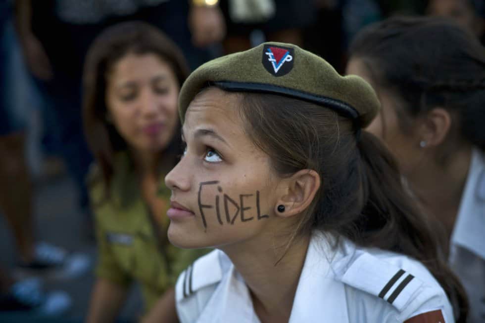 Не, това не е маскираната Анджелина Джоли, а кадетка от кубинското МВР