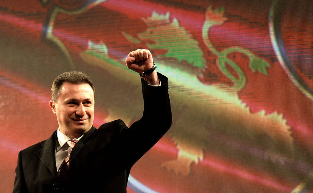 Никола Груевски размахва митингаджийски юмруци срещу западни посланици