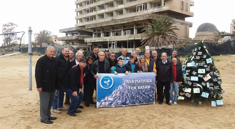 Кипърски гърци и кипърски турци заедно украсиха новогодишната елха на плажа на Фамагуста, пред разрушените хотели на Вароша. 