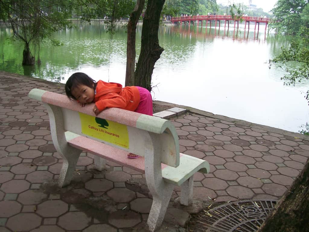 Край Езерото на върнатия меч днес в Ханой играят деца