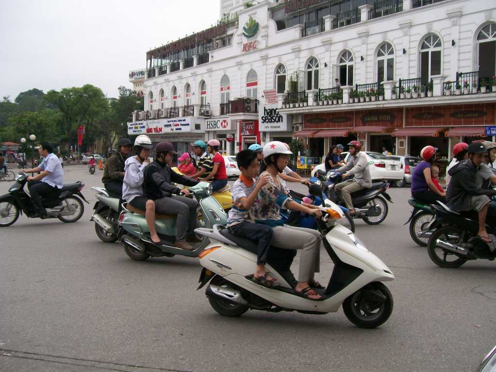 Трафикът по улиците, заобикалящи Езерото на върнатия меч, е доминиран от мотоциклети, както и навсякъде във Виетнам