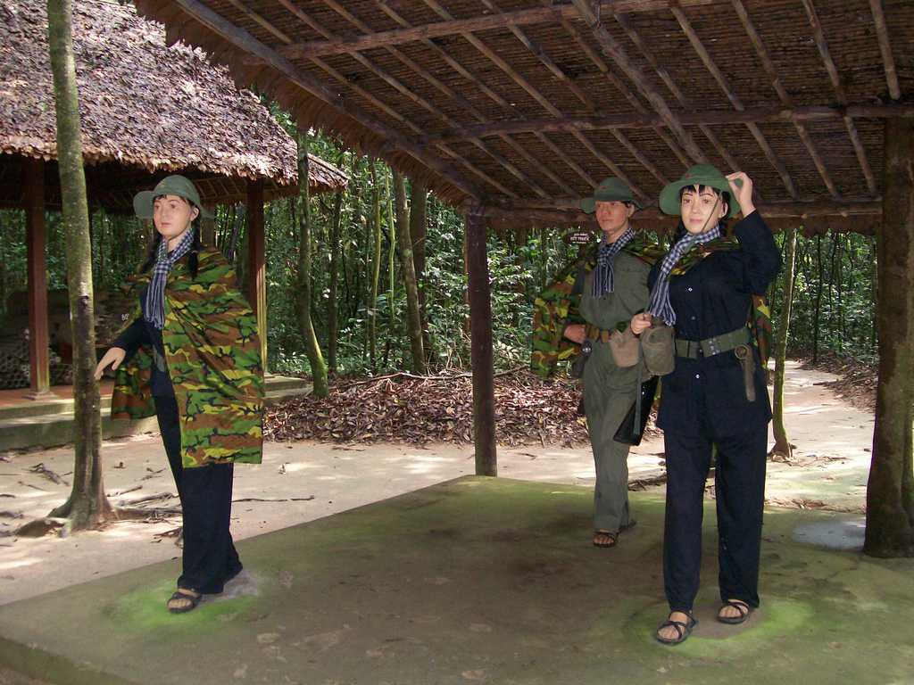 Мемориалният комплекс "Тунелите Ку Чи" посреща посетителите с манекени в човешки ръст, изобразяващи някогашни партизани