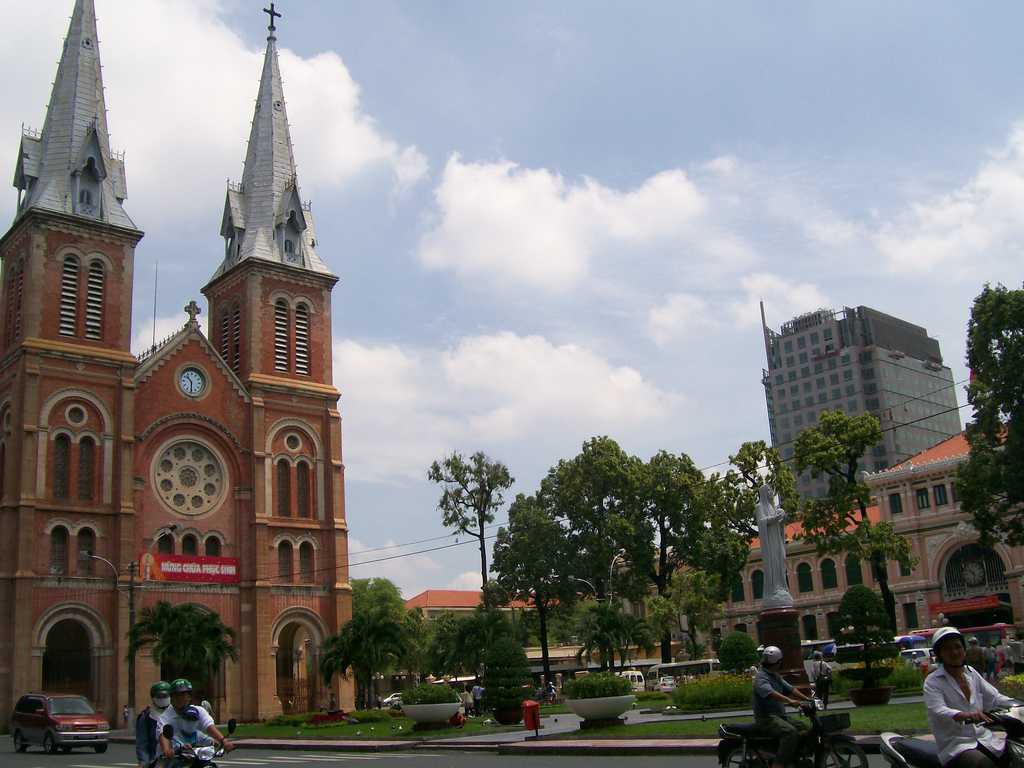Католическата катедрала в град Хо Ши Мин, известна като „Сайгонската Света Богородица”