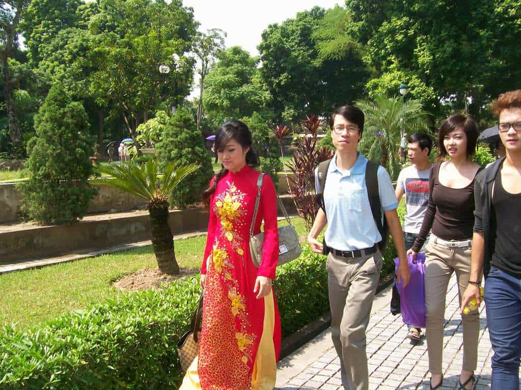 Съвременните виетнамки носят роклите ао-зай предимно при по-официални случаи