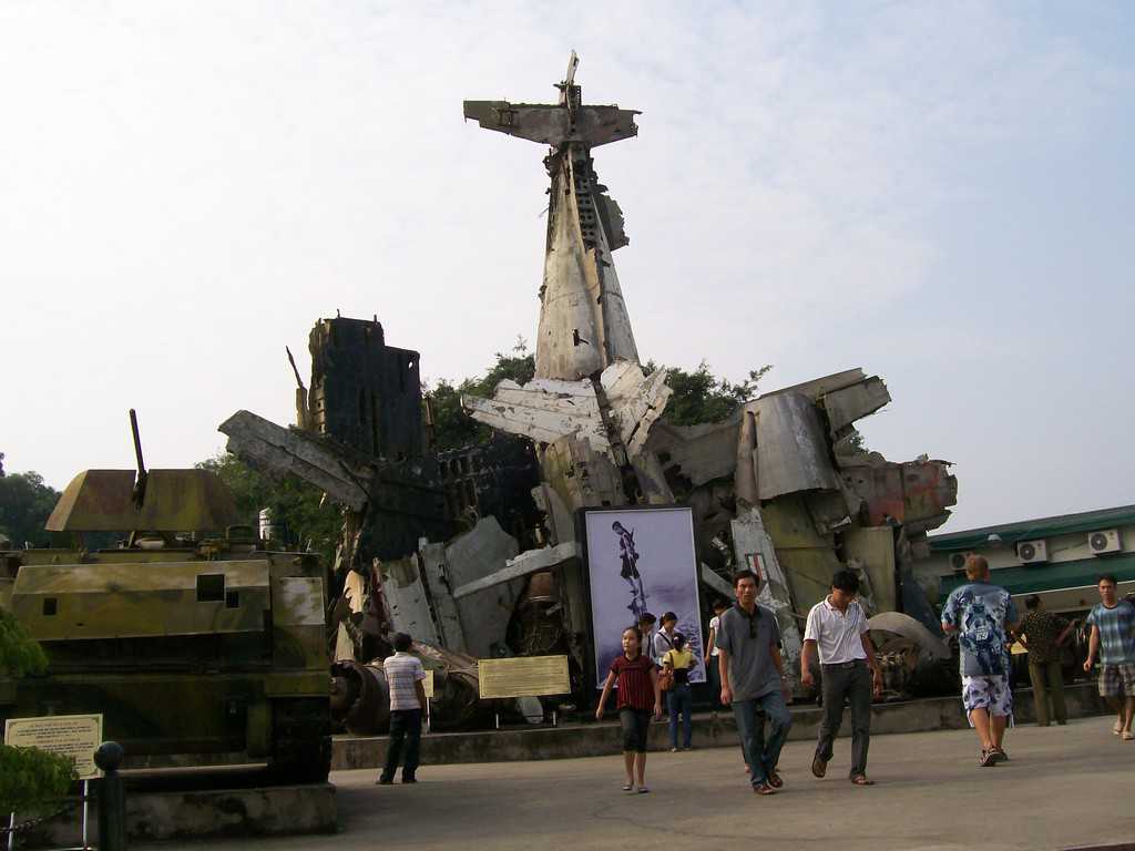 Тази грамада от свалени американски самолети и друга вражеска бойна техника се извнисява в двора на на Военния музей в Ханой