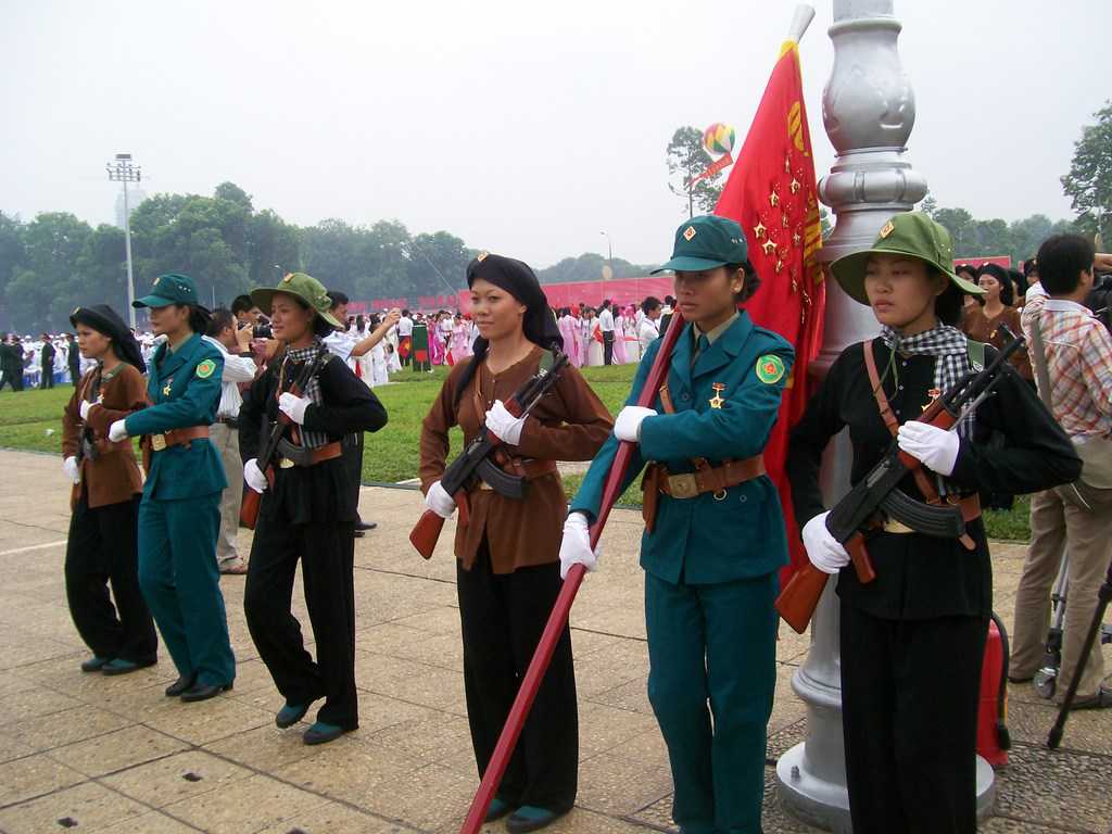 На тържествата в чест на 1000-годишнината от основаването на Ханой млади виетнамки представиха трите лица на военния героизъм - народноосвободителните сили на Севера, партизаните от Юга и съвременната виетнамска армия