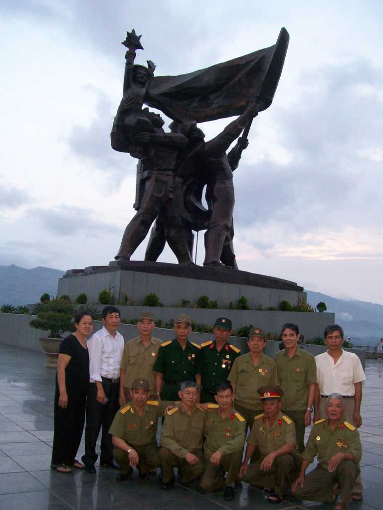 Край паметника на героите от Диан Биен Фу са се събрали за снимка ветерани от войната с американците, пристигнали от другия край на страната–от Хайфонг