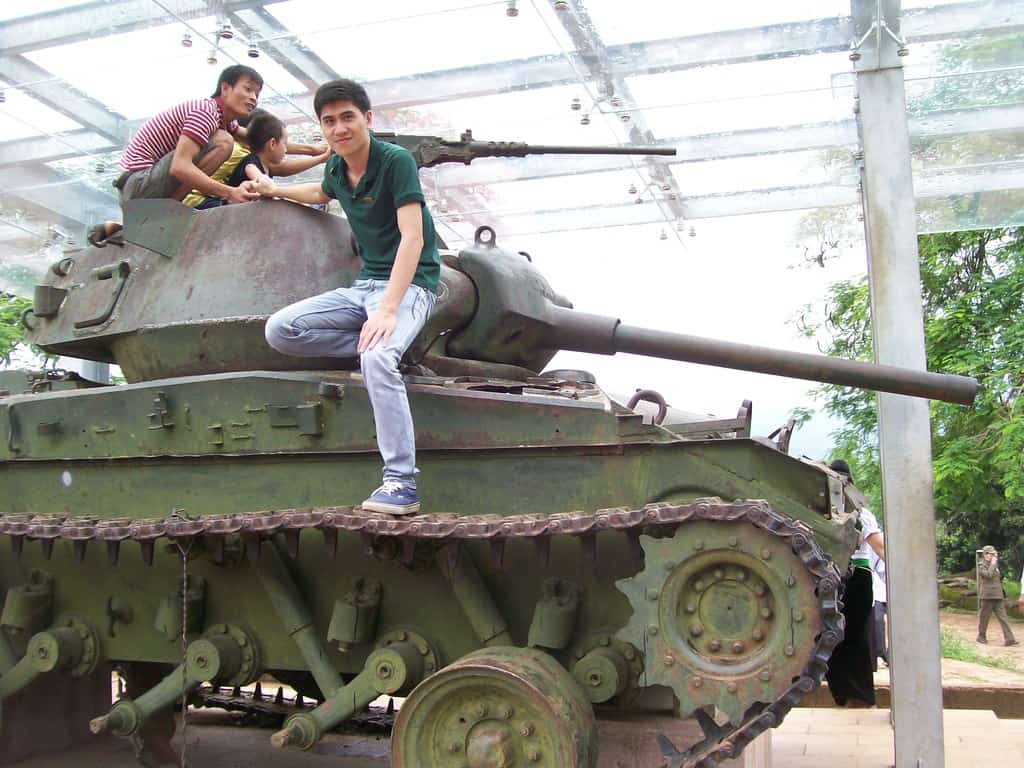 Старият френски танк на хълма "Елиан 2" или "А 1" днес се само атракция за младите виетнамци