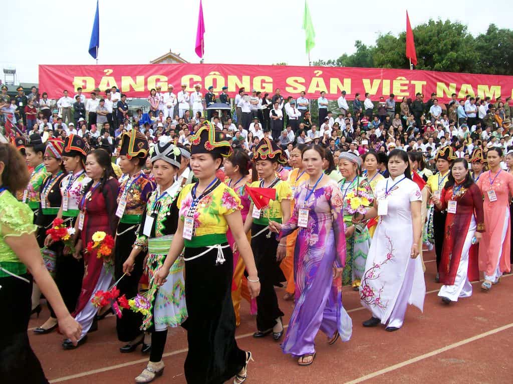 Пъстро шествие на различните виетнамски етноси на стадиона в Диан Биен Фу в чест на 60-годишнината от легендарната битка
