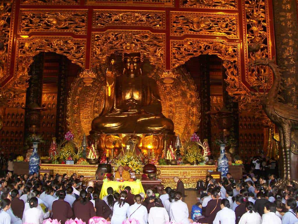 100-тонната бронзова и позлатена сатуя на Буда Шакямуни