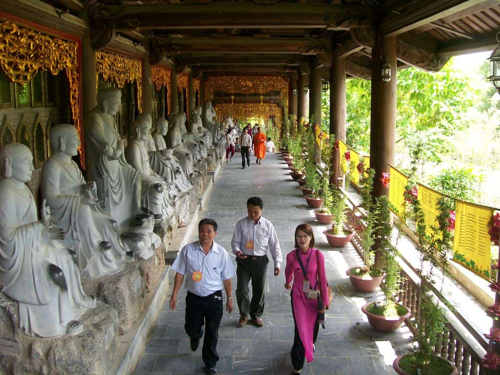 Най-дългият в Азия коридор с 500 скулптури "архат"