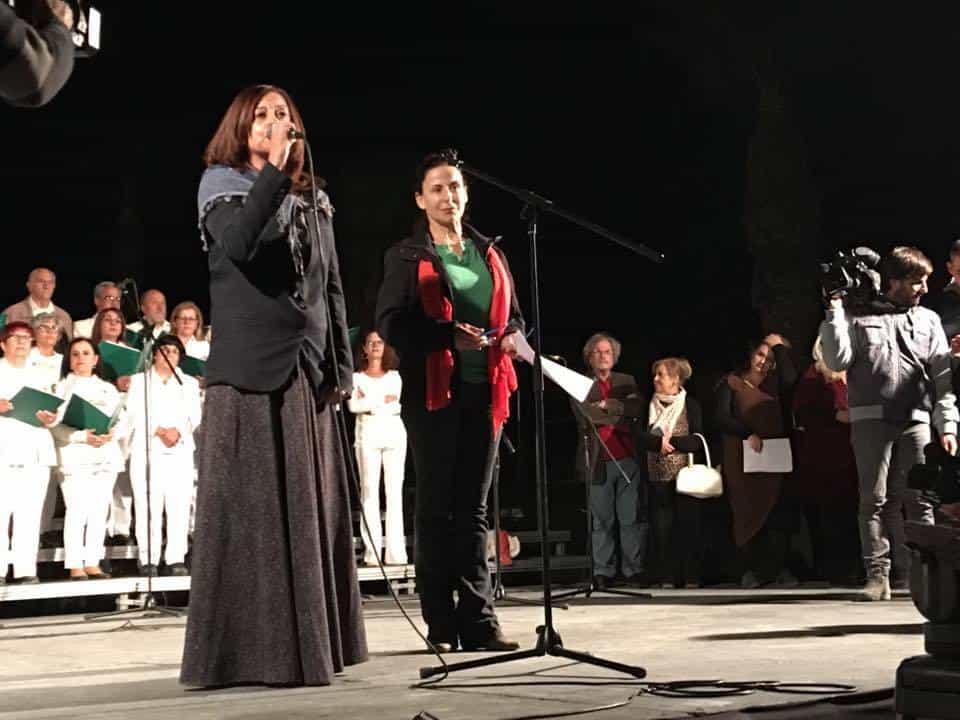 Поетесата Неше Ясин (пред микрофона вляво) и Двуобщностният хор за мир с въпрос без отговор за разделената родина.