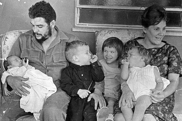 Семейна снимка от 1965 г. Че Гевара държи новородения Ернесто и 3-годишния Камило, до него е 5-годишната Алейда, а 2-годишната Селия е на коленете на майката Алейда