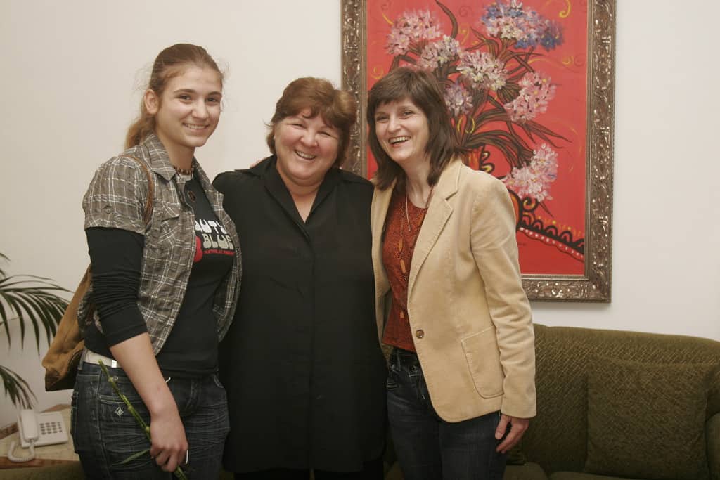 Алейда Гевара (в средата) заедно с авторката (вдясно) и дъщеря ѝ по време на интервю в София през 2010 г.