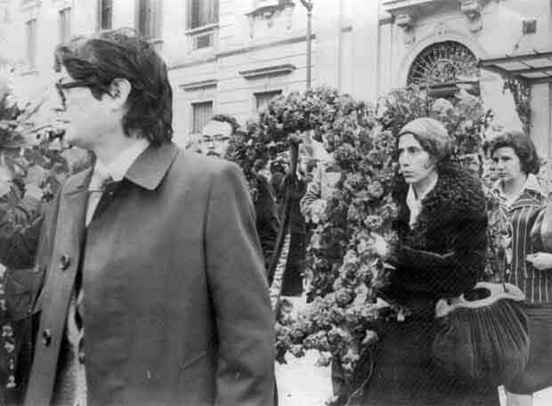Мануела Кармена (втората отдясно, с венеца) по време на погребението на нейните колеги и приятели на 26 януари 1977 г.