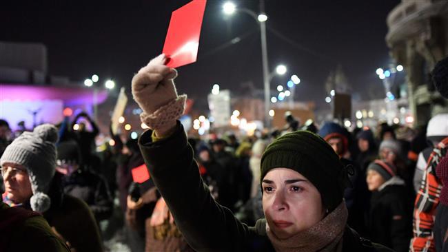 Демонстрантите размахваха червени картони срещу властта